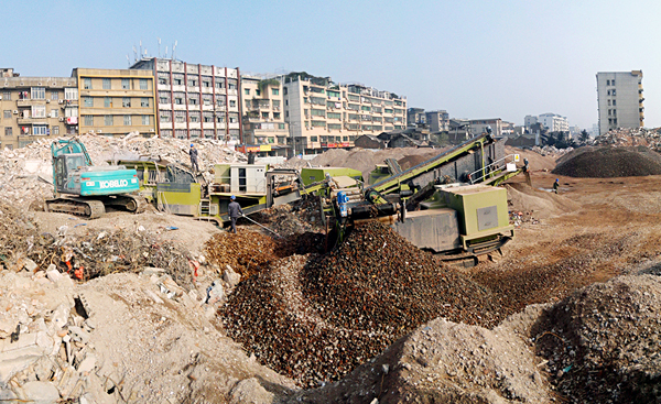 湖南湘潭時產250噸履帶式移動破碎設備