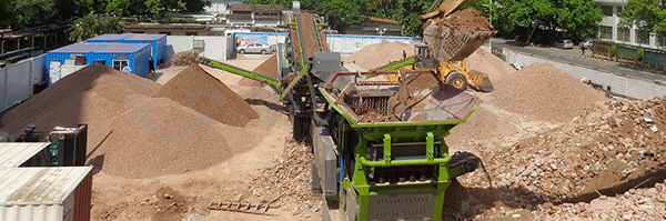 山東滕州時(shí)產(chǎn)250噸履帶式移動(dòng)破碎設(shè)備